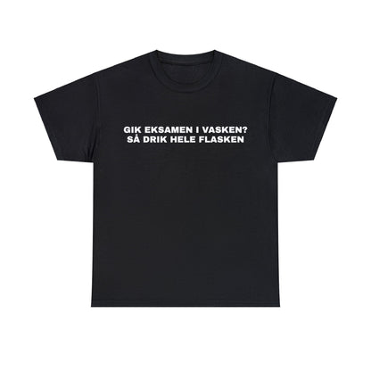 GIK EKSAMEN I VASKEN SÅ DRIK HELE FLASKEN T-SHIRT