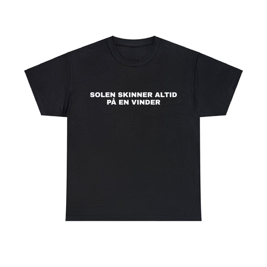 SOLEN SKINNER ALTID PÅ EN VINDER T-SHIRT