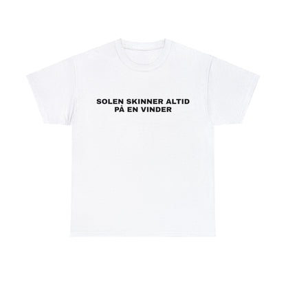 SOLEN SKINNER ALTID PÅ EN VINDER T-SHIRT